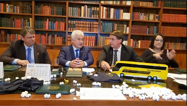 Em live, Bolsonaro diz querer mostrar ao mundo que Amazônia “não pega fogo”