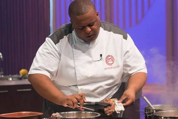 MasterChef: abalado com derrota, Estefano Zaquini saiu amparado