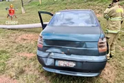 A traseira do veículo teve um amassado, mas a frente ficou bastante destruída