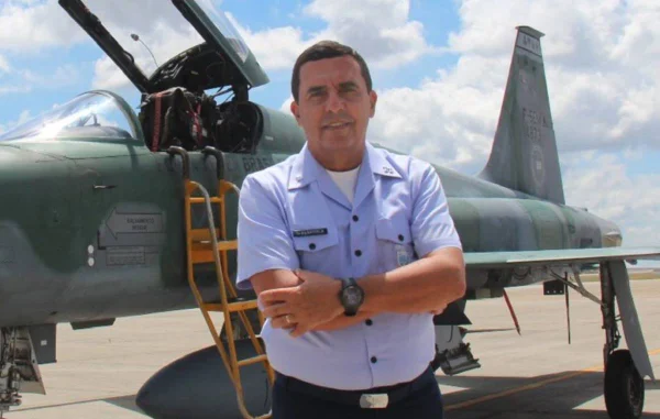 Comandante da FAB e Hasselmann batem boca após expulsão de militar