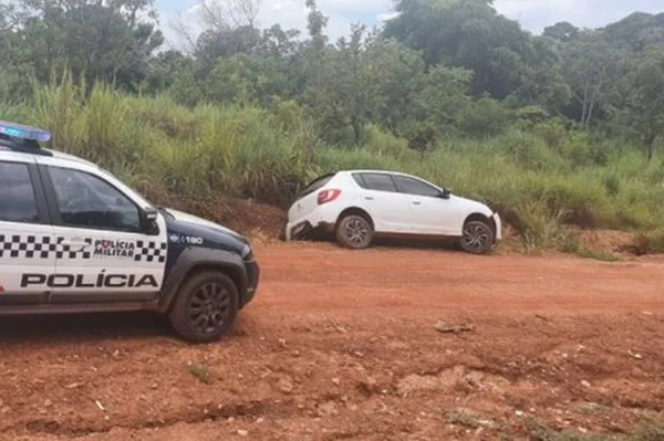 Jovem rouba motorista de app e cai com carro em buraco ao fugir