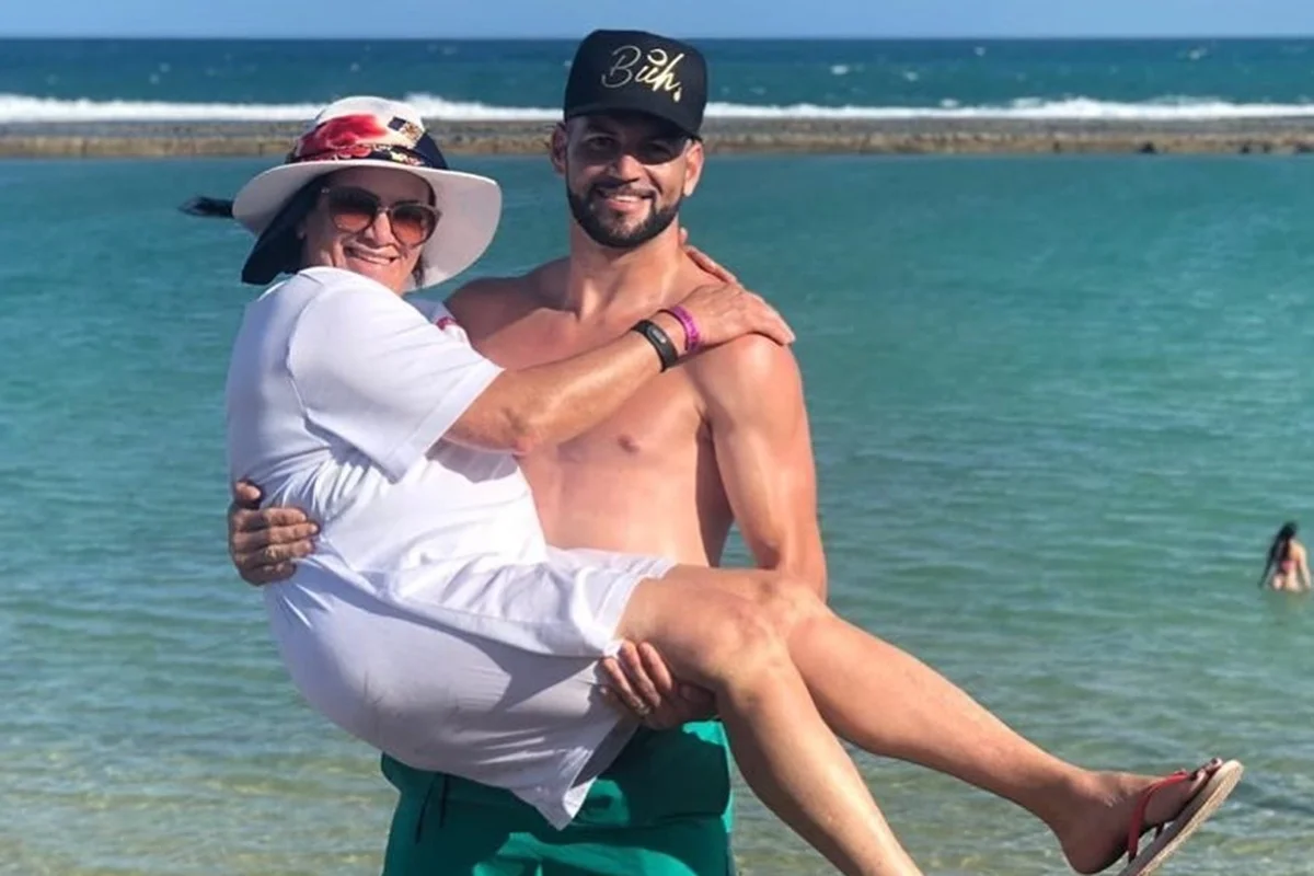 Weverton perdeu a mãe, Josefa Pereira, em 2020, quando defendia o Palmeiras, poucos dias após completar 100 jogos pelo clube. Na final dos Jogos Olímpicos de 2016, ela previu a conquista do ouro pela Seleção Brasileira após uma defesa de pênalti do filho
Weverton perdeu a mãe, Josefa Pereira, em 2020, quando defendia o Palmeiras, poucos dias após completar 100 jogos pelo clube. Na final dos Jogos Olímpicos de 2016, ela previu a conquista do ouro pela Seleção Brasileira após uma defesa de pênalti do filho