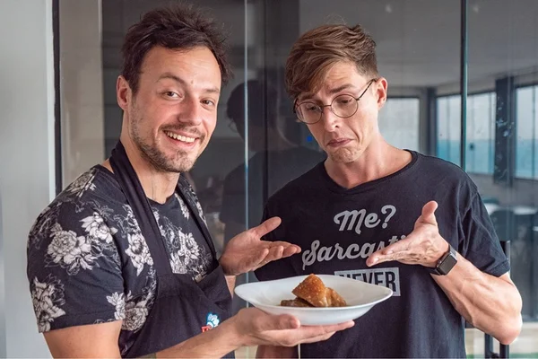 Cozinha de Solteiro: Will Peters prepara barriga de porco à pururuca