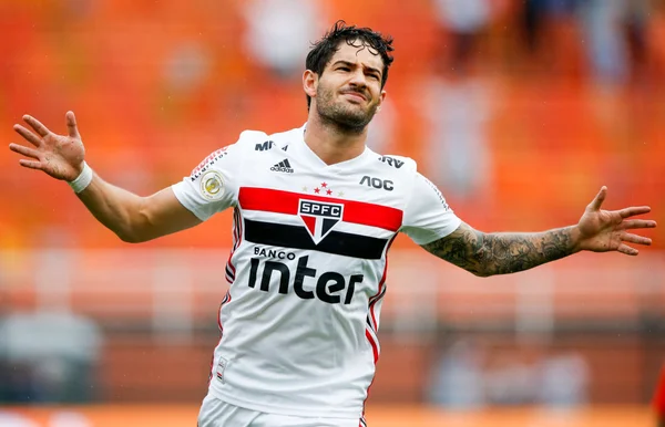 Apresentação de Pato é adiada por falta de sinal no CT do São Paulo