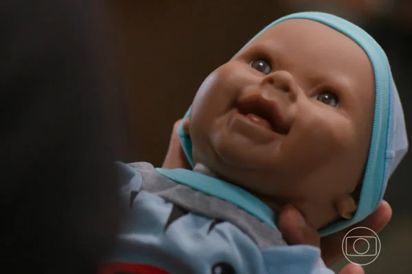 Foto colorida de bebê reborn em cena da novela Vale Tudo - Metrópoles