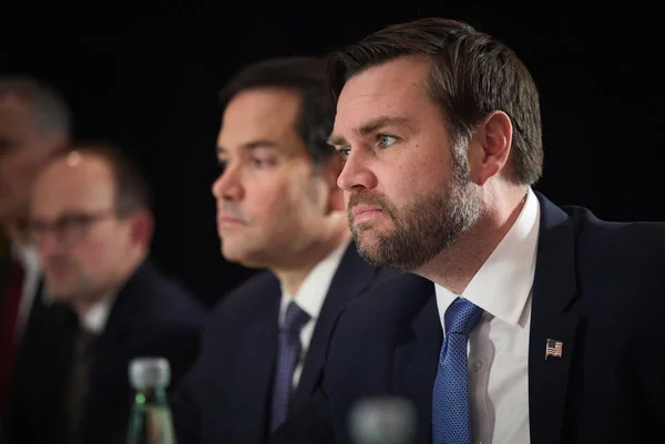 Imagem colorida mostra vice-presidente dos EUA, J.D. Vance - Metrópoles