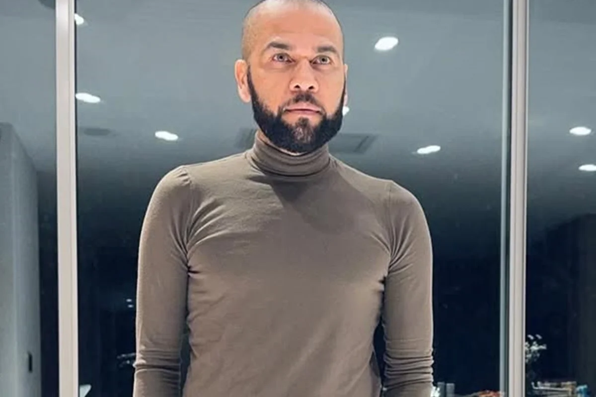 Daniel Alves posa sério para as redes sociais Daniel Alves posa sério para as redes sociais