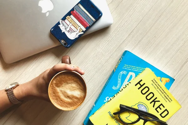 livros, café e celular
