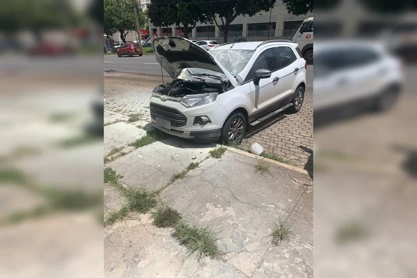 Carro de servidora é incendiado em centro de assistência social