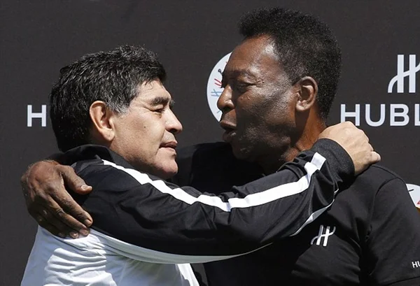 Pelé e Maradona se encontram em jogo de estrelas em Paris