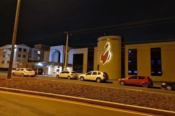 Forro de teto desaba em galpão de igreja do Sudoeste