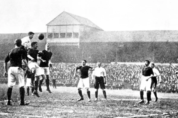 Foto colorida de partida de futebol - Metrópoles