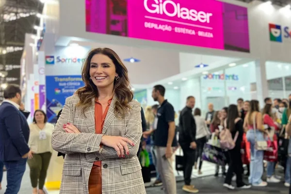 Giovanna Antonelli em frente a uma unidade da Giolaser