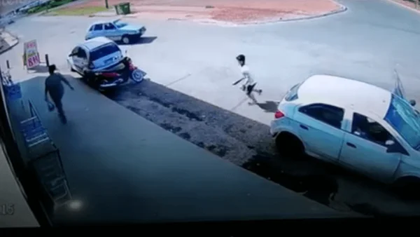 O motorista de aplicativo desde do carro e sai correndo atrás da mulher