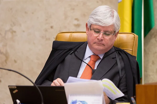 Janot pede ao STF a abertura de 83 inquéritos contra políticos