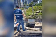 Eletrodoméstico estava enterrado em areia de praia da Barra da Tijuca Eletrodoméstico estava enterrado em areia de praia da Barra da Tijuca