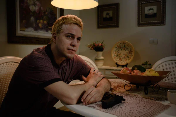 Johnnas Oliva como Francisco Dutra no filme Silvio - Metrópoles