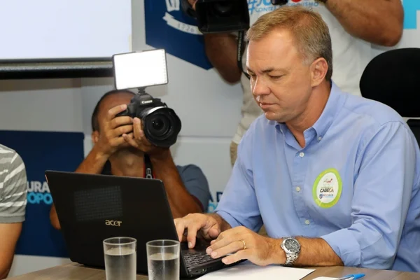 Conversas detalham “sala segura” para beneficiar prefeito de Floripa