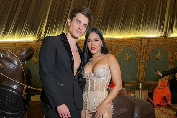Ex-BBB Flay é pedida em casamento durante festa de aniversário