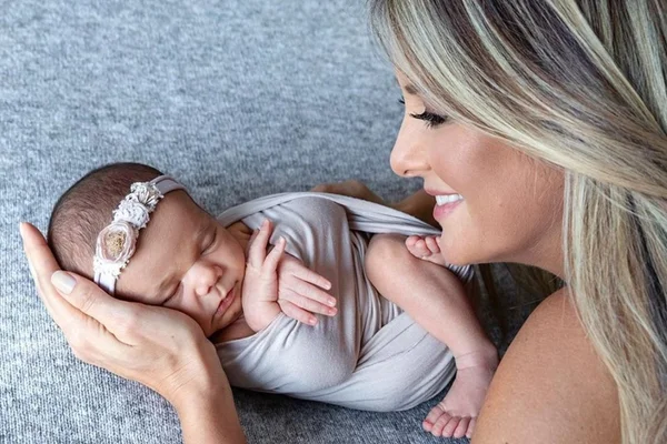 Fotos. Ticiane Pinheiro bota roupinhas da filha à venda em brechó
