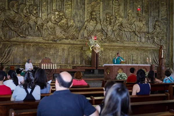 Fiéis se emocionam em missas na igreja onde padre foi assassinado
