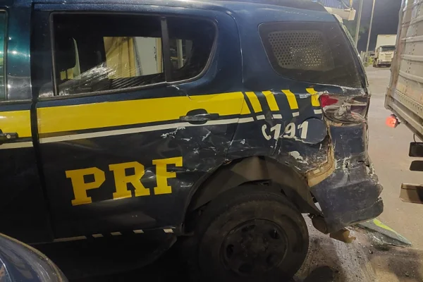 Bolsonarista que invadiu PRF com caminhão é suspeito de terrorismo