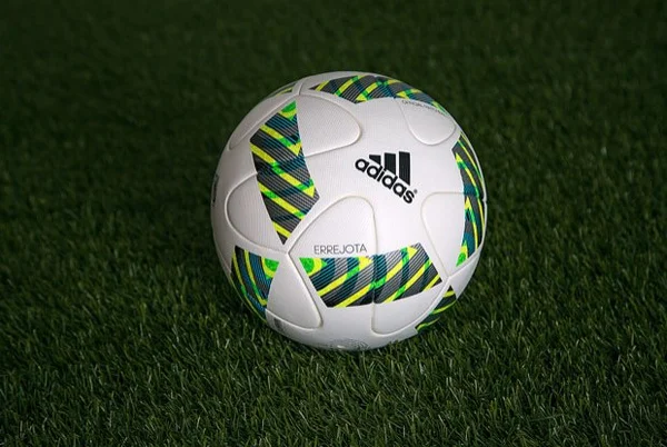 ‘Errejota’, bola da Olimpíada tem verde e amarelo e ondas em referência às praias