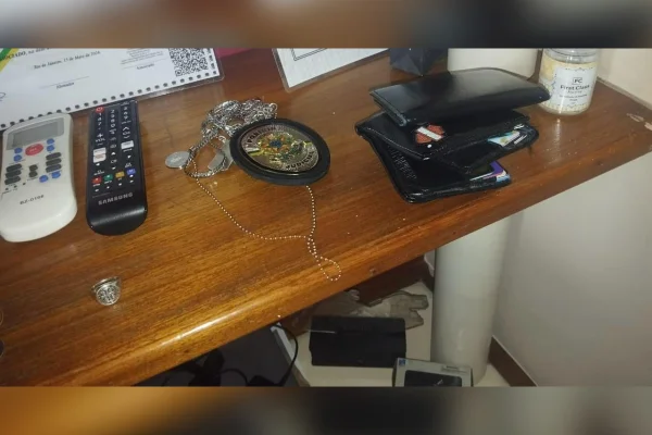 Homem é alvo da PF após se passar por policial para comprar armas
