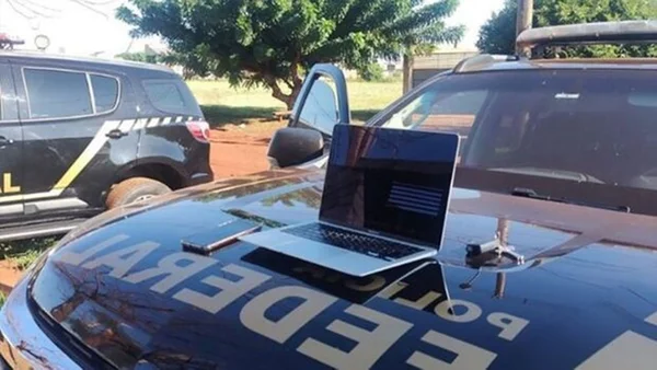 Computador em cima do capô de uma viatura da Polícia Federal - Metrópoles