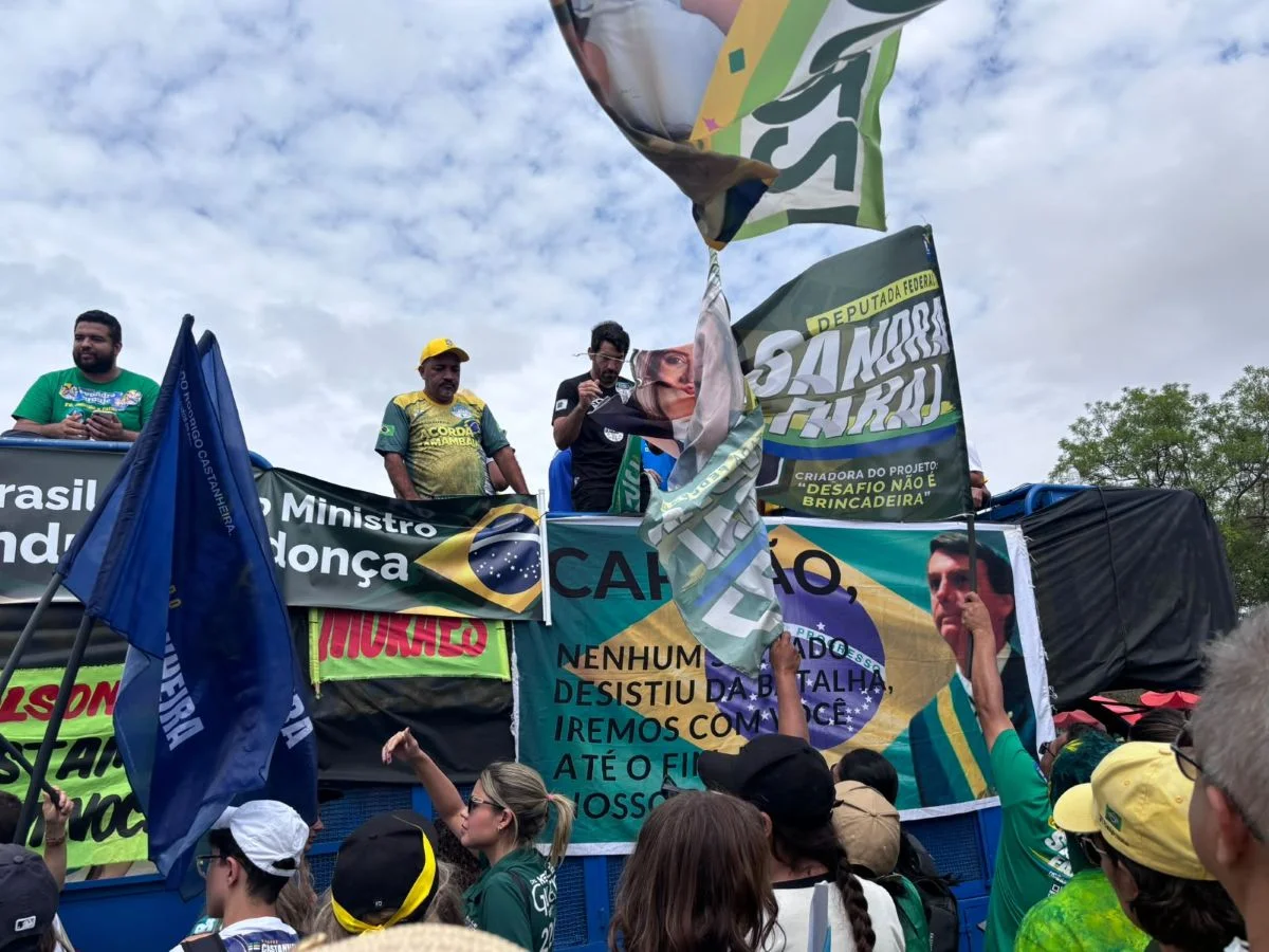 Apoiadores levaram faixas com dizeres contra o PT "Todo petista é jumento" Apoiadores levaram faixas com dizeres contra o PT "Todo petista é jumento"