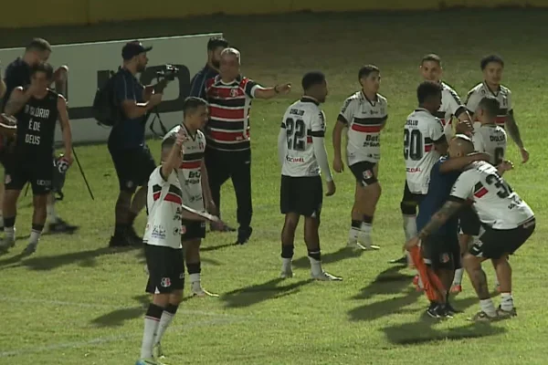 Jogadores do Santa Cruz comemoram classificação para as quartas contra o Altos na Série D