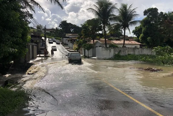 Vários pontos da cidade registraram o acúmulo de água