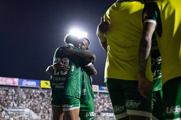 Foto colorida dos jogadores do UberLÂNDIA - Metrópoles