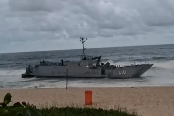 Embarcação da Marinha encosta na beira da Praia de Macumba