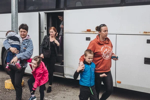 crianças resgatadas de fábrica Azovstal em Mariupol