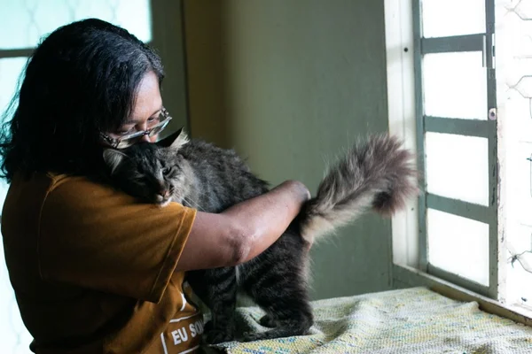 mulher com gato