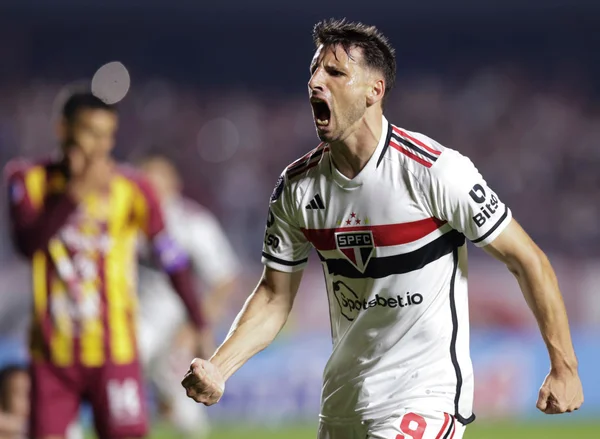 São Paulo massacra Tolima e fica perto das oitavas da Sul-Americana
