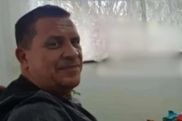 Foto colorida de homem pardo, olhando de lado em ambiente fechado e claro - Metrópoles