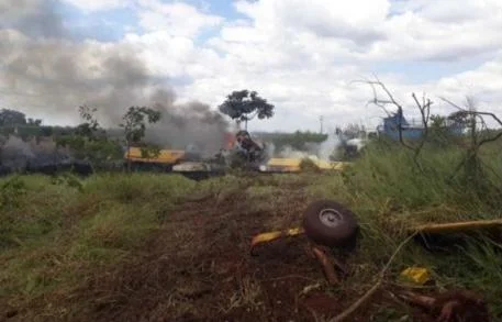 Avião de pequeno porte cai no Triângulo, pega fogo, e piloto sai ileso