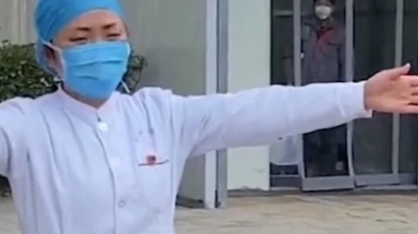 Coronavírus: vídeo de reencontro de enfermeira e filha emociona