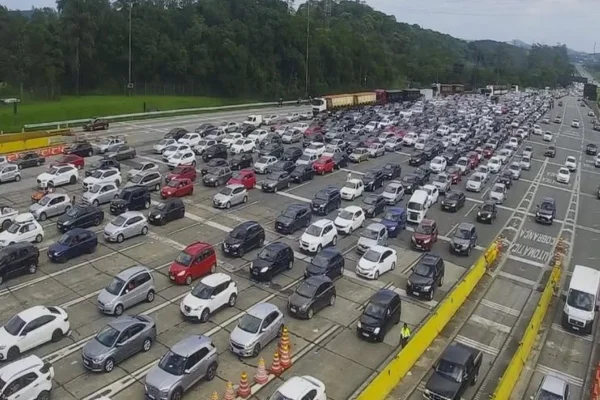 Anchieta-Imigrantes tem congestionamento no sentido litoral
