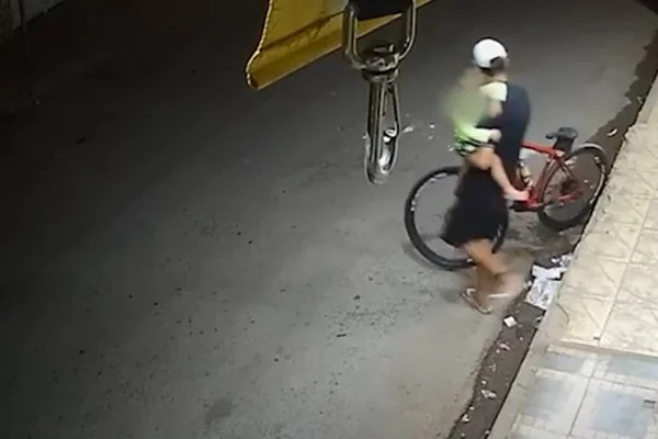 Homem, filho e bicicleta - Metrópoles