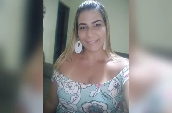 imagem colorida mulher corpo incendiado pelo ex-marido estação trem rj
