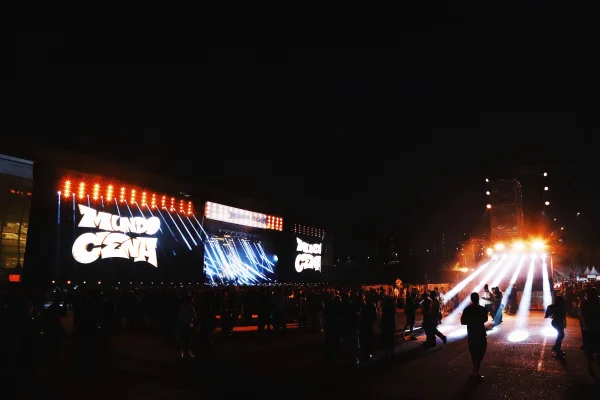 Imagem colorida de festival de rap. Metrópoles