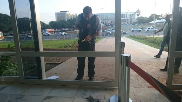Polícia Civil pericia danos no Palácio do Buriti