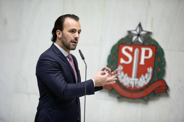 Imagem colorida mostra o deputado estadual Lucas Bove (PL) discursando no plenário da Alesp - Metrópoles