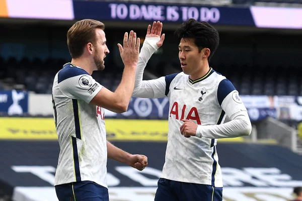 Harry Kane e Son comemoram gol