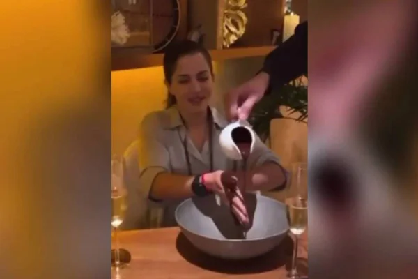 Restaurante serve chocolate nas mãos do cliente e vira meme
