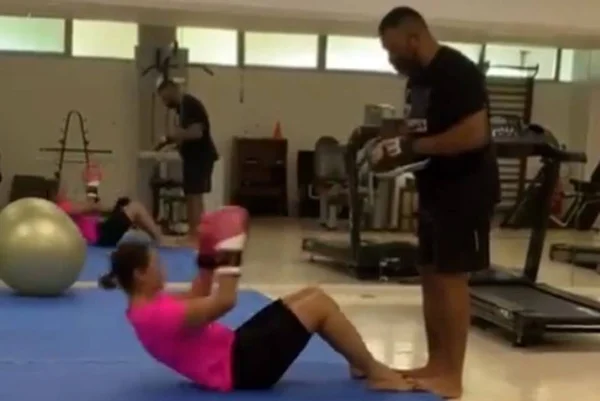 Michelle Bolsonaro pratica muay thai