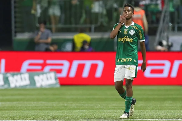Estêvão comemorando gol pelo Palmeiras - Metrópoles